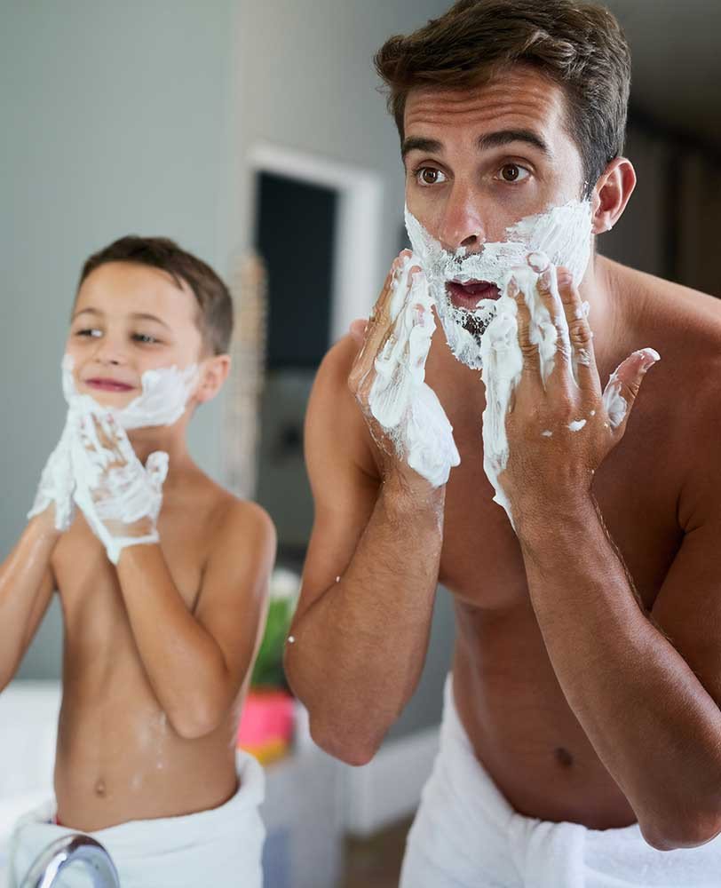 padre enseñando a hijo a afeitarse