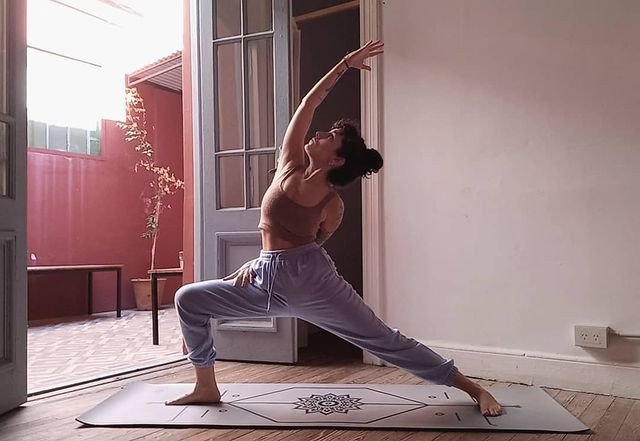 Florencia realizando yoga para Florensia Yoga