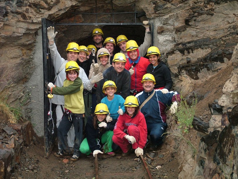 Grupo feliz, saliendo de la mina, luego de su actividad "Trekking Mendoza"