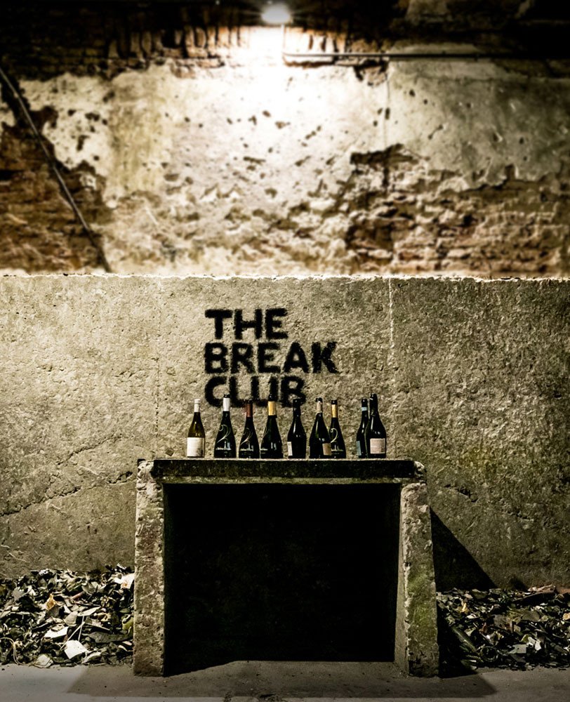 Habitación en The Break Club con botellas listas para romper